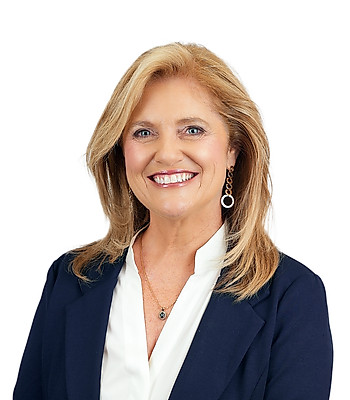 Portrait of Ravelle Vakili, REALTOR®.